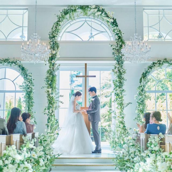 緑を望み光溢れるプライベートチャペル