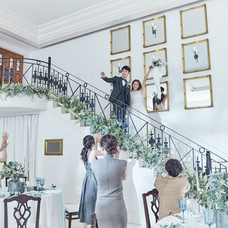 パーティーの始まりは迫力の階段登場から|ニーズ柏 by T&G WEDDING(旧 アーセンティア迎賓館 柏)の写真(28365941)