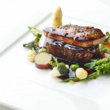シェフと打ち合わせをして創り上げるおもてなし料理