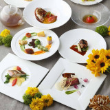 各地から厳選した新鮮食材を使ったこだわりの料理は、食通ゲストも満足の美食コース