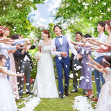 ゲストに温かく見守られながらフラワーシャワーの祝福♪