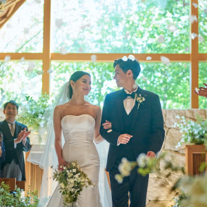 フラワーシャワーで祝福|アーヴェリール迎賓館(岡山)/テイクアンドギヴ・ニーズウェディングの写真(53894574)