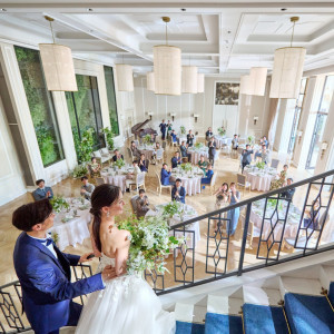 吹き抜けのパーティ会場の2階から続くシンデレラ階段|アーヴェリール迎賓館（岡山）/テイクアンドギヴ・ニーズウェディングの写真(53892408)