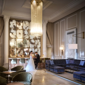 迎賓館らしい優雅なシャンデリアや調度品にもこだわった上質なロビー|アーヴェリール迎賓館（岡山）/テイクアンドギヴ・ニーズウェディングの写真(53893151)