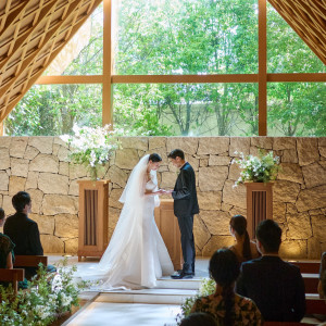祭壇の奥の窓から降り注ぐ自然光が、おふたりを包み込みます|アーヴェリール迎賓館（岡山）/テイクアンドギヴ・ニーズウェディングの写真(53892343)