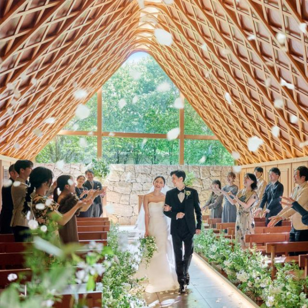 木で作られた光が差し込むチャペル