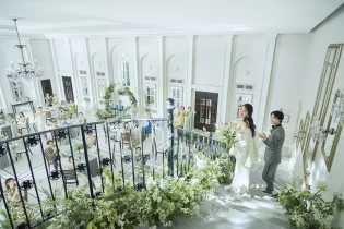 羨望集める階段登場から祝宴へ|アーヴェリール迎賓館（大宮）/テイクアンドギヴ・ニーズウェディングの写真(44620956)
