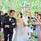ゲストの祝福とフラワーシャワーに囲まれて