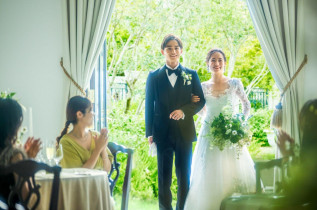 いよいよ新郎新婦の入場シーン|アーセンティア迎賓館（高崎）/テイクアンドギヴ・ニーズウェディングの写真(55871786)