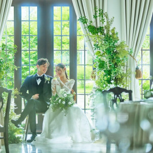 自然光が差し込むパーティ会場。窓からは広大なガーデンを望める|アーセンティア迎賓館（高崎）/テイクアンドギヴ・ニーズウェディングの写真(55873599)