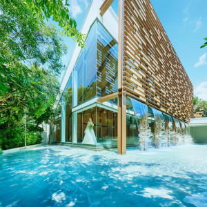 自然豊かな森の中に佇んでいるような空間を目指し、「光・緑・滝」をキーワードに造られた独立型チャペル|アーセンティア迎賓館（高崎）/テイクアンドギヴ・ニーズウェディングの写真(55872858)