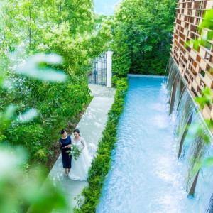 木の温もりと輝く滝を感じながらお母様と歩くマザーズロード|アーセンティア迎賓館（高崎）/テイクアンドギヴ・ニーズウェディングの写真(55883566)