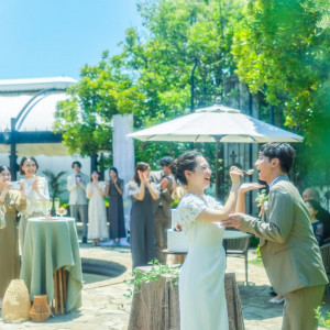 緑あふれるガーデンではゲストと笑顔いっぱいの一枚を撮影できる|アーセンティア迎賓館（高崎）/テイクアンドギヴ・ニーズウェディングの写真(55883892)