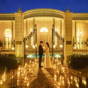 日が暮れると、ガーデンや邸宅一面がイルミネーションやキャンドルでライトアップされる|アーセンティア迎賓館（高崎）/テイクアンドギヴ・ニーズウェディングの写真(55883565)