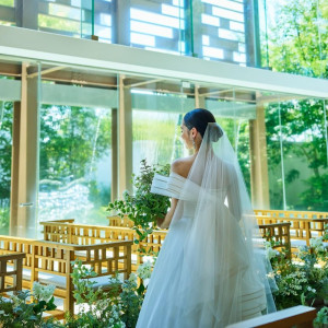 自然光差し込むチャペルは、花嫁のドレスが美しく映えます|アーセンティア迎賓館(高崎)/テイクアンドギヴ・ニーズウェディングの写真(55882630)