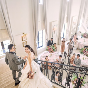 主役の花嫁だけが許された、シンデレラ階段からの入場|アーセンティア迎賓館(高崎)の写真(6862172)