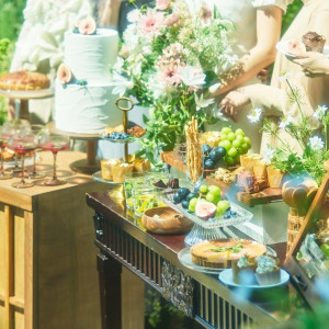 ガーデンでのデザートビュッフェはおしゃれなスイーツをたくさん並べて|アーセンティア迎賓館（高崎）/テイクアンドギヴ・ニーズウェディングの写真(55878208)
