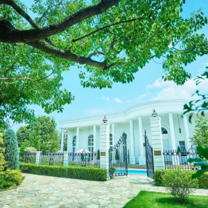 広大な森の中に佇む白亜の邸宅|アーセンティア迎賓館（高崎）/テイクアンドギヴ・ニーズウェディングの写真(55883450)