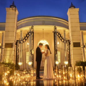 昼間の雰囲気とは異なる、夜ならではの幻想的なムードを楽しめるのも一棟貸切ならでは|アーセンティア迎賓館（高崎）/テイクアンドギヴ・ニーズウェディングの写真(55881120)