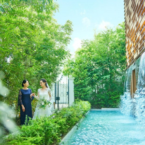 チャペル横には親御様と思い出を振り返りながら歩くマザーズロード♪|アーセンティア迎賓館（高崎）/テイクアンドギヴ・ニーズウェディングの写真(55872860)