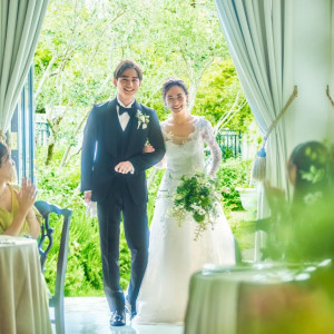 会場に隣接するガーデンの扉からサプライズ入場も♪|アーセンティア迎賓館（高崎）/テイクアンドギヴ・ニーズウェディングの写真(55873598)