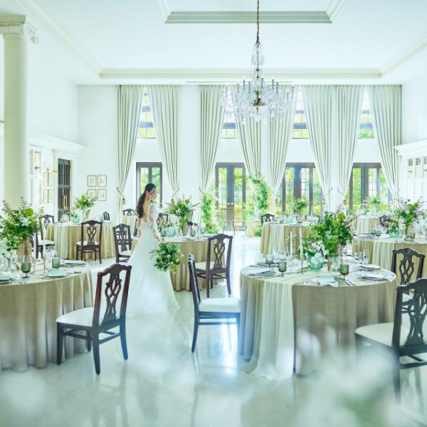 プライベートガーデンから差し込む光が披露宴会場を温かく包み込みます