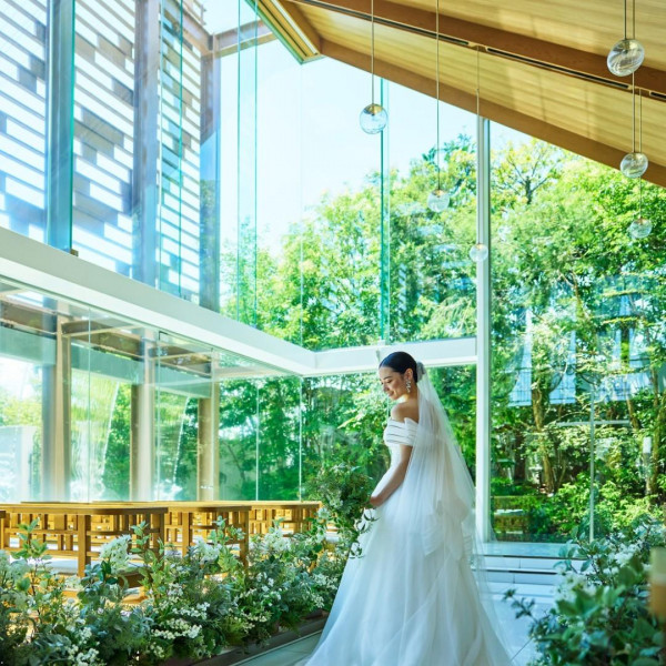 滝が流れる森のチャペルで一生忘れられない挙式を