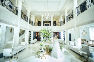 ゆったりと寛いで頂けるロビー|山手迎賓館(神戸)/テイクアンドギヴ・ニーズウェディングの写真(56253651)