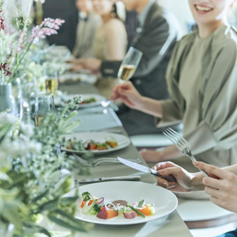 できたてのお料理はすぐにサービススタッフがサーブ。お料理への想いを直接お客様へ。