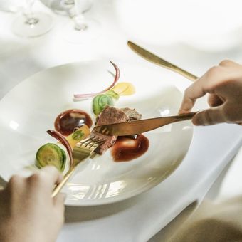 できたてのお料理はすぐにサービススタッフがサーブ。お料理への想いを直接お客様へ。