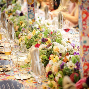 色とりどりの装花で明るく楽しいパーティーにしよう！|ヒルサイドクラブ迎賓館(八王子)の写真(1037601)