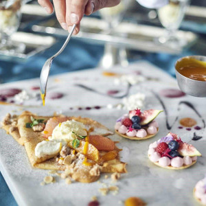 キュートなケーキとフルーツ。コーヒーや紅茶などの飲み物も充実。|ヒルサイドクラブ迎賓館（八王子）/テイクアンドギヴ・ニーズウェディングの写真(56579357)