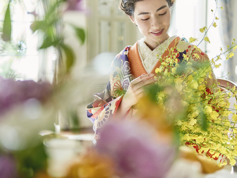 明るいカラーの色打掛で会場に華を添える