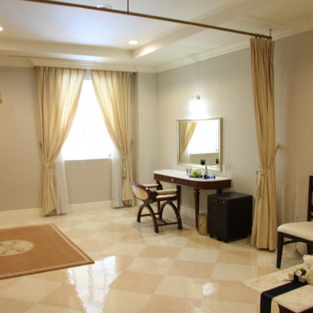 ドレスを整えるまで、彼にはカーテン越しのスペースで待っていてもらうことも|ヒルサイドクラブ迎賓館（八王子）/テイクアンドギヴ・ニーズウェディングの写真(319787)