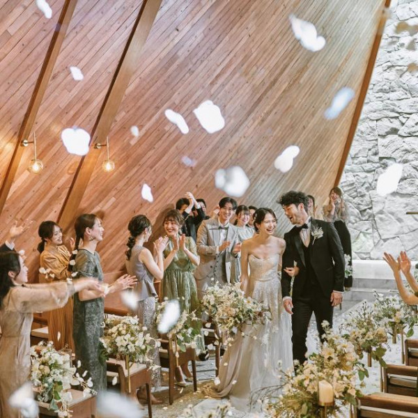 木の温もりと石造りの神聖なチャペル