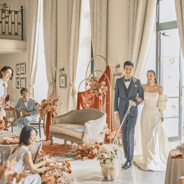 天井が高く明るい開放的なパーティ会場