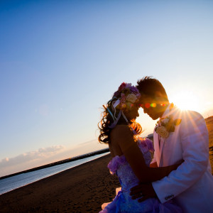 【ロケーションフォト】
夕日×海で幻想的な写真を！
シルエットになった2人の姿が目を惹きますね。|ロイヤルマナーフォート ベルジュールの写真(9714498)