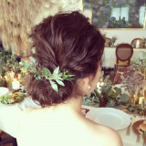 ご新婦様らしいナチュラルなイメージ。ヘッドアクセサリーは生花も素敵ですね♪専属のフローリストにぜひご相談下さい!