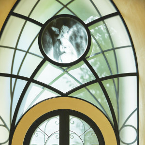 「天使が見守る教会」ガラス張りの扉の上には、コンセプトの天使が描かれている|南青山ル・アンジェ教会の写真(53430526)