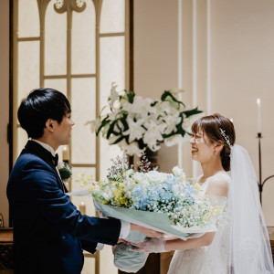サプライズで花束のプレゼント。結婚式に伝える想いは心に刻まれる特別な言葉|南青山ル・アンジェ教会の写真(53429911)