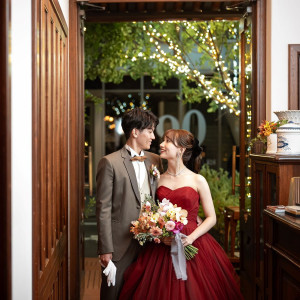 木の温もり感じるエントランスはクラシカルなお洒落な空間|南青山ル・アンジェ教会の写真(53429906)