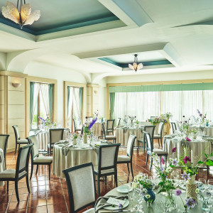 1階『CIELO』90名着席可能な広々空間。イタリアの一軒家をイメージした心地いい雰囲気|南青山ル・アンジェ教会の写真(53430520)