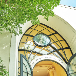 静かな表参道の街に佇む独立型教会だからこそ、外で過ごす時間も、ふたりだけの贅沢な空間に|南青山ル・アンジェ教会の写真(53322897)