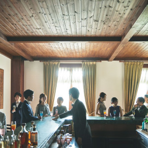 バーカウンターではご希望に合わせたドリンクで皆様をおもてなし。お酒を飲みながら寛ぐ、そんな贅沢な時間が過ごせる|南青山ル・アンジェ教会の写真(53430535)