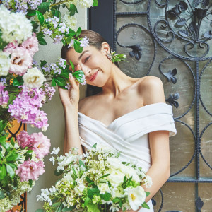 一面ガラス張りのエントランス。青空・自然光・緑全てを貸し切って過ごせる、贅沢な空間が広がる|南青山ル・アンジェ教会の写真(53322895)