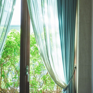 レイアウトも自由自在。どこを見渡しても大きな窓から自然光・緑が感じられるアットホームな空間|南青山ル・アンジェ教会の写真(53430524)