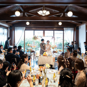 メインテーブルの背景には自然光と緑。ふたりを美しく彩る|南青山ル・アンジェ教会の写真(53429907)