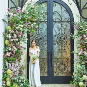 一面ガラス張りのエントランス。青空・自然光・緑全てを貸し切って過ごせる、贅沢な空間が広がる|南青山ル・アンジェ教会の写真(53322184)