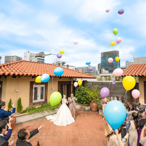 屋上のテラスでバルーンリリースやウエルカムパーティ・ケーキ入刀など、ご希望に合わせて一軒家を自由に使える|南青山ル・アンジェ教会の写真(53322170)