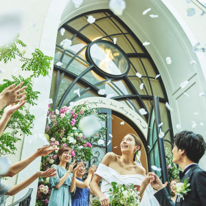 笑顔溢れる、祝福のフラワーシャワー。緑豊かなガーデンでは写真タイムやバルーンリリースなども叶う。「天使が見守る教会」ガラス張りの扉の上には、コンセプトの天使が描かれている|南青山ル・アンジェ教会の写真(53322891)